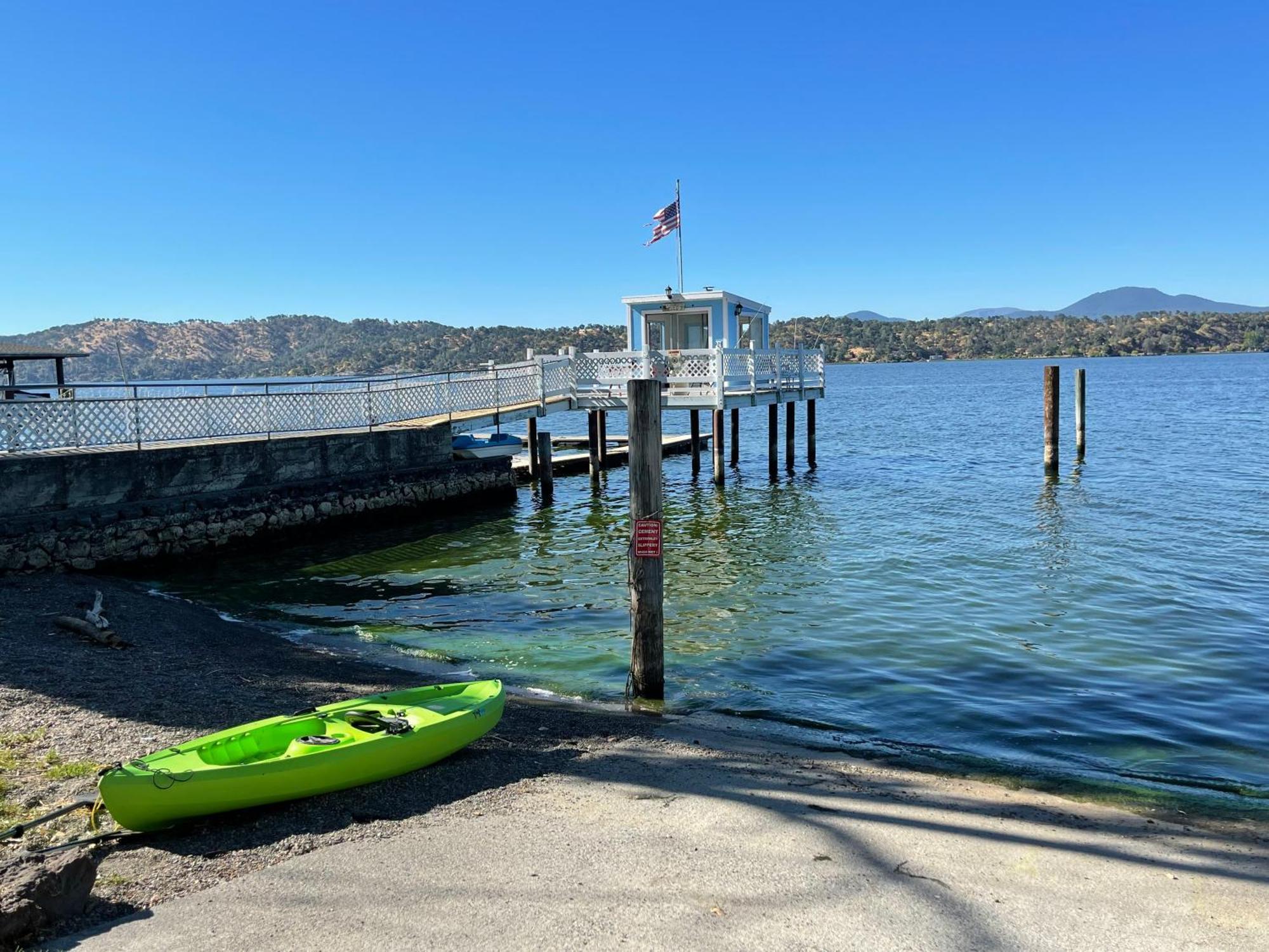 Omeo Clearlake Oaks Hotel Glenhaven Eksteriør billede