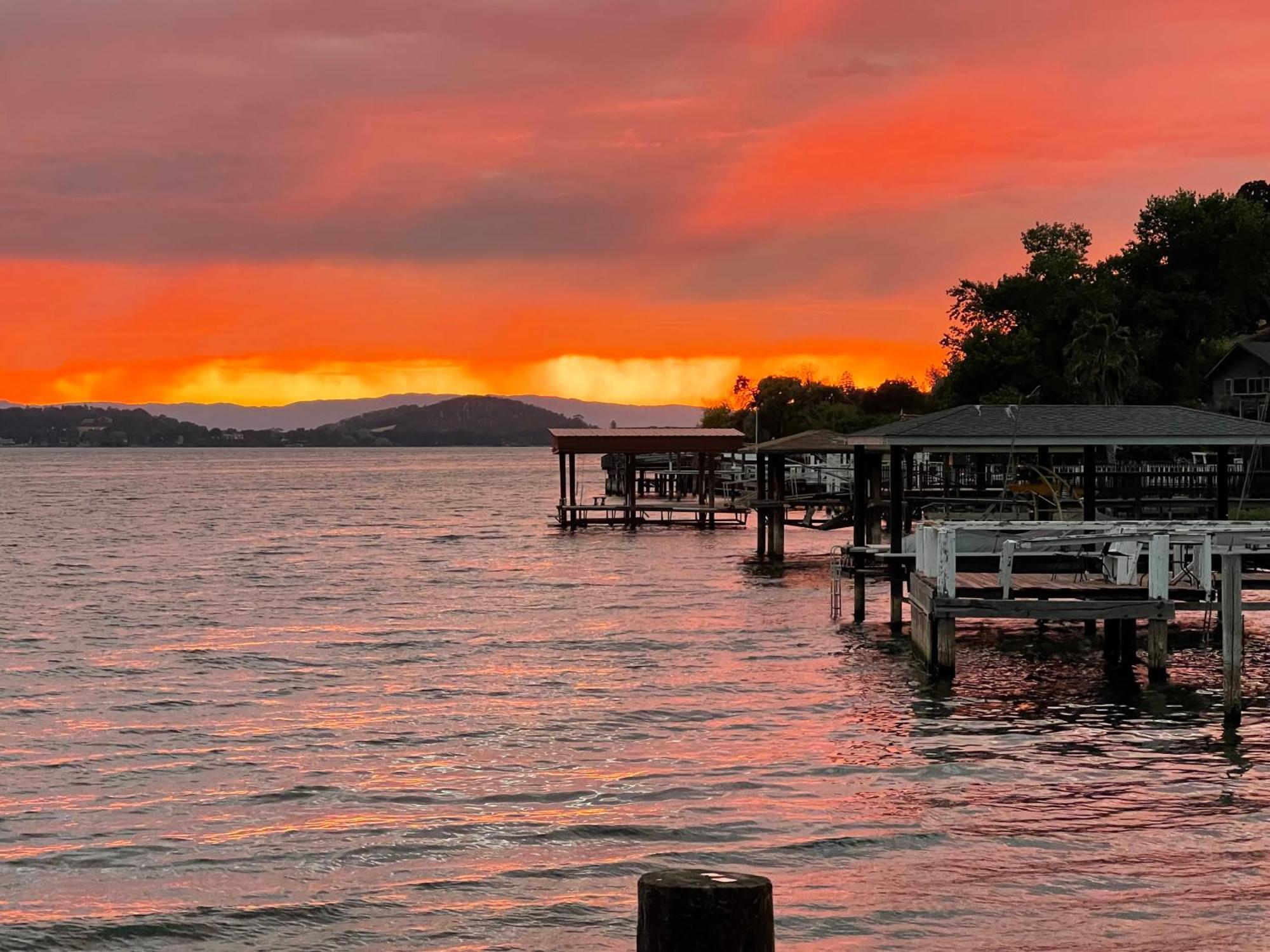 Omeo Clearlake Oaks Hotel Glenhaven Eksteriør billede